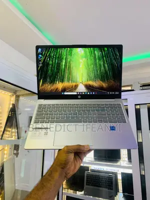 Laptop HP 15-dy1031wm 8GB Intel Core i5 SSD 512GB