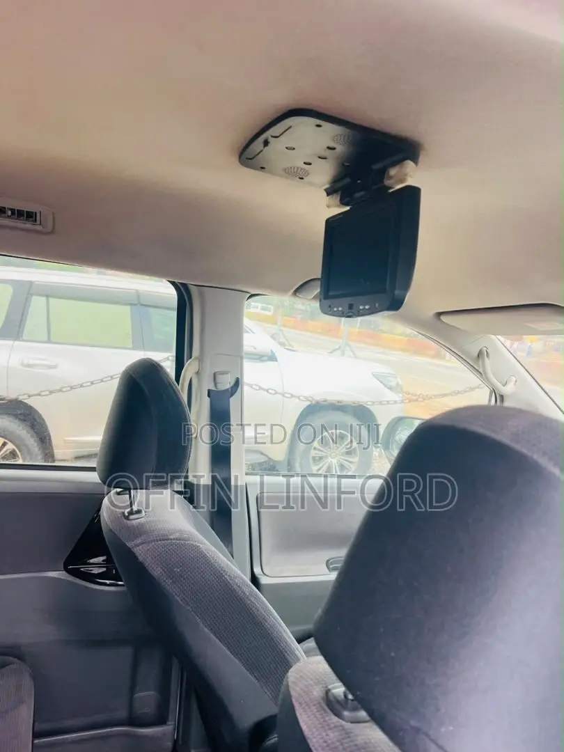 Toyota Voxy V 4WD 8-Seater 2013 White