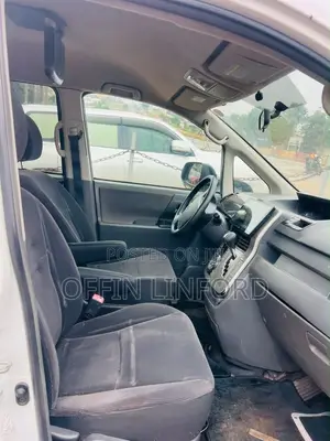 Toyota Voxy V 4WD 8-Seater 2013 White
