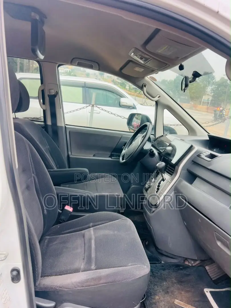 Toyota Voxy V 4WD 8-Seater 2013 White