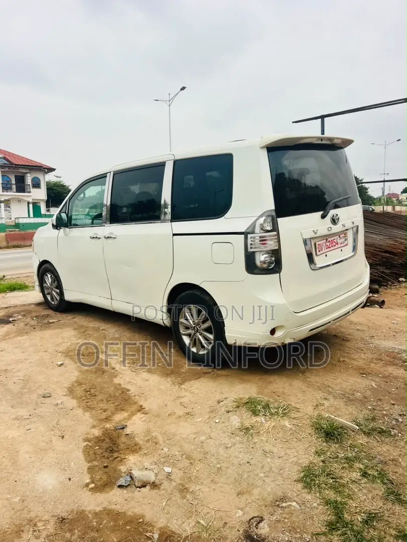 Toyota Voxy V 4WD 8-Seater 2013 White