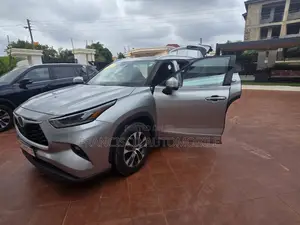 Toyota Highlander XLE 2021 Silver