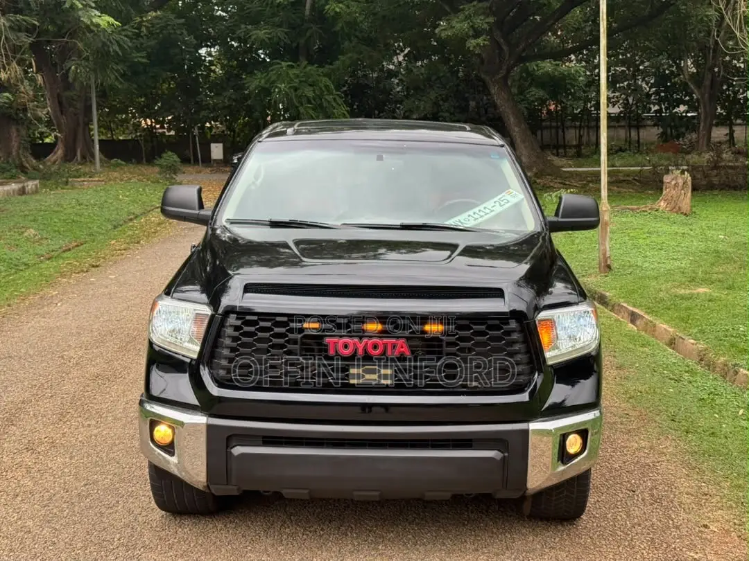 Toyota Tundra Limited 4dr Double Cab 4WD SB (5.7L 8cyl 6A) 2014 Black
