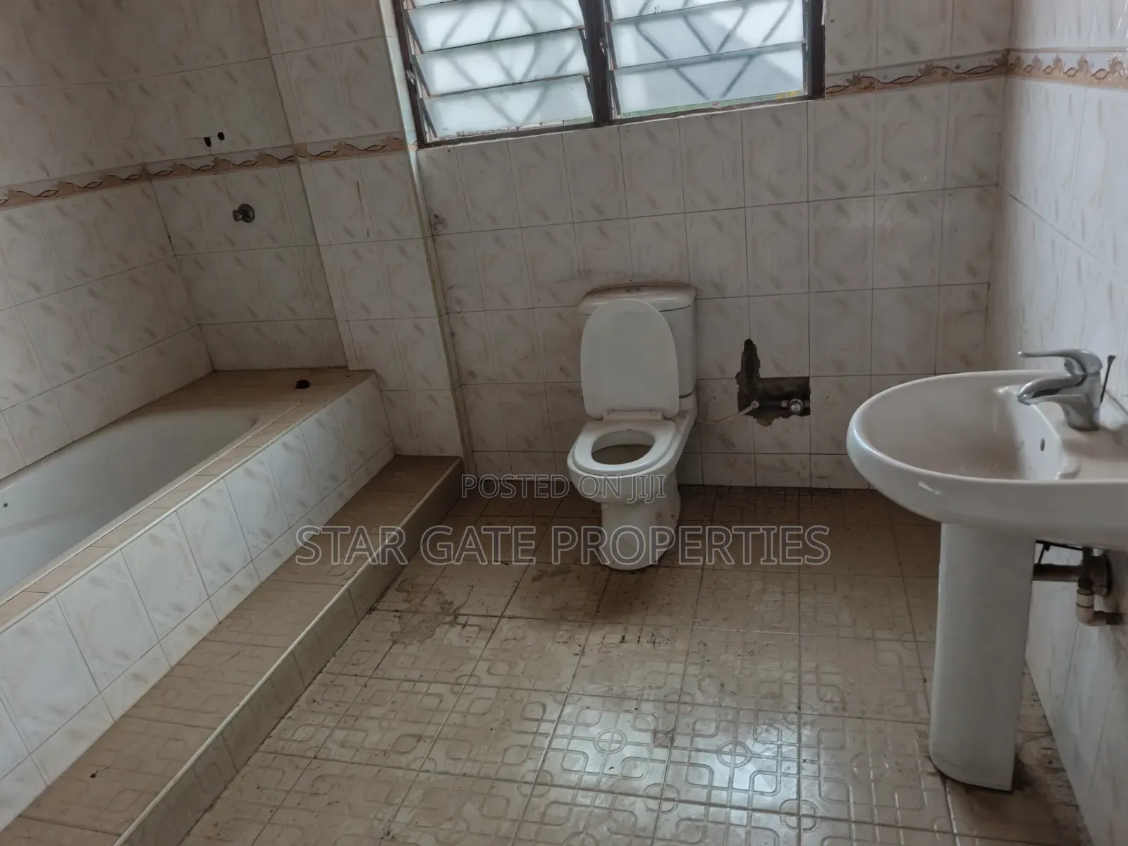4bdrm Apartment in Buokrom Estate, Kumasi Metropolitan for rent