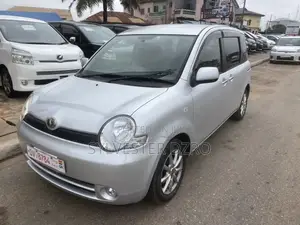 Toyota Sienta 2012 Silver