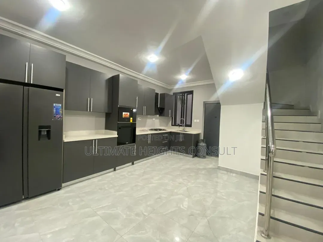 Furnished 4bdrm Townhouse/Terrace in Labone, Coffee Shop Area for sale
