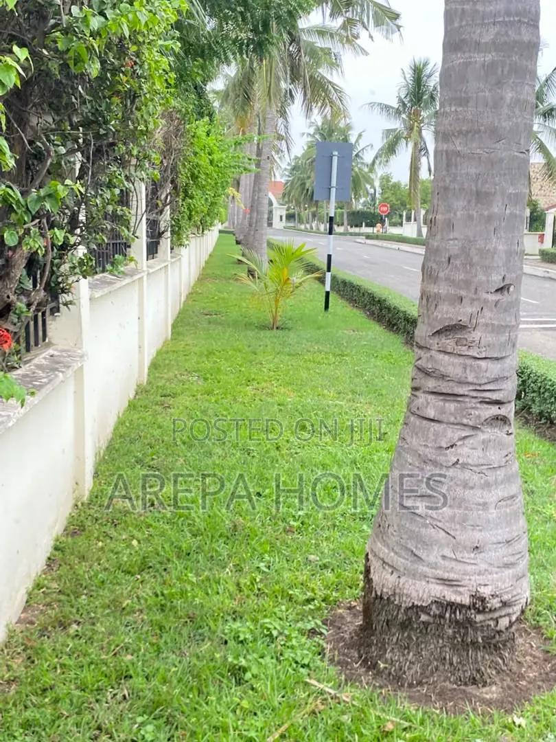 5bdrm Mansion in Arepa Homes, School Junction for sale