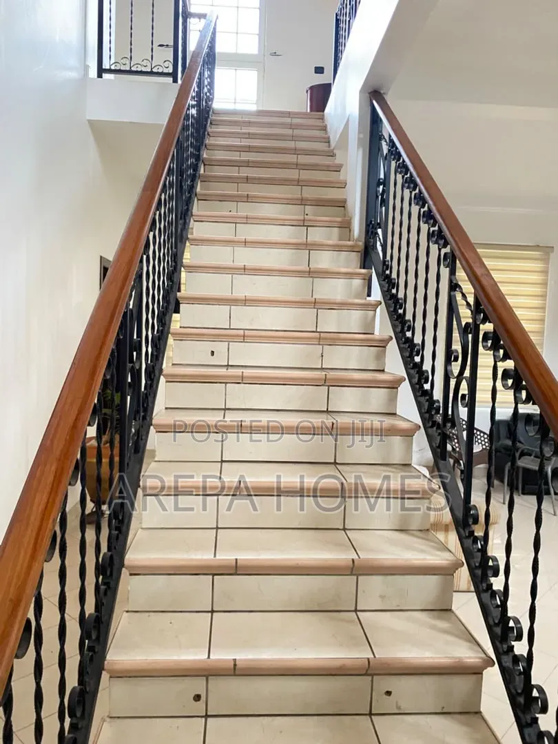 5bdrm Mansion in Arepa Homes, School Junction for sale