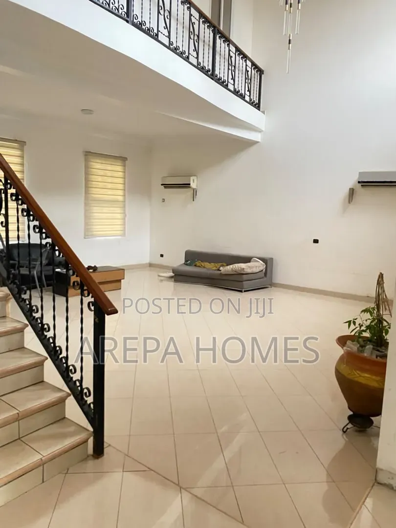 5bdrm Mansion in Arepa Homes, School Junction for sale
