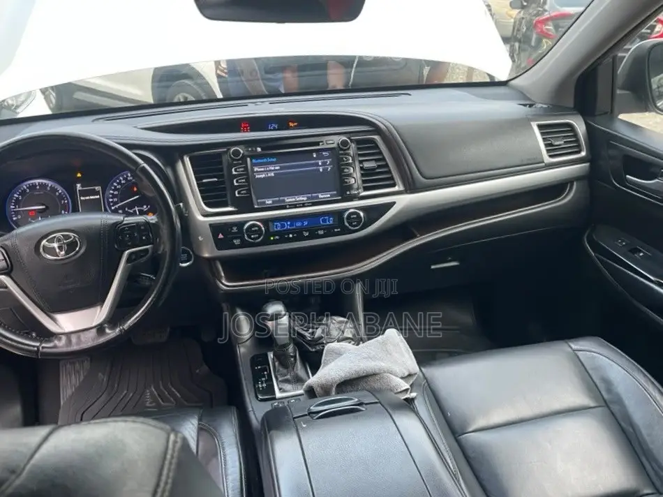 Toyota Highlander XLE 4x2 V6 (3.5L 6cyl 8A) 2018 Silver
