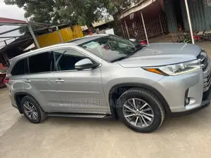 Toyota Highlander XLE 4x2 V6 (3.5L 6cyl 8A) 2018 Silver