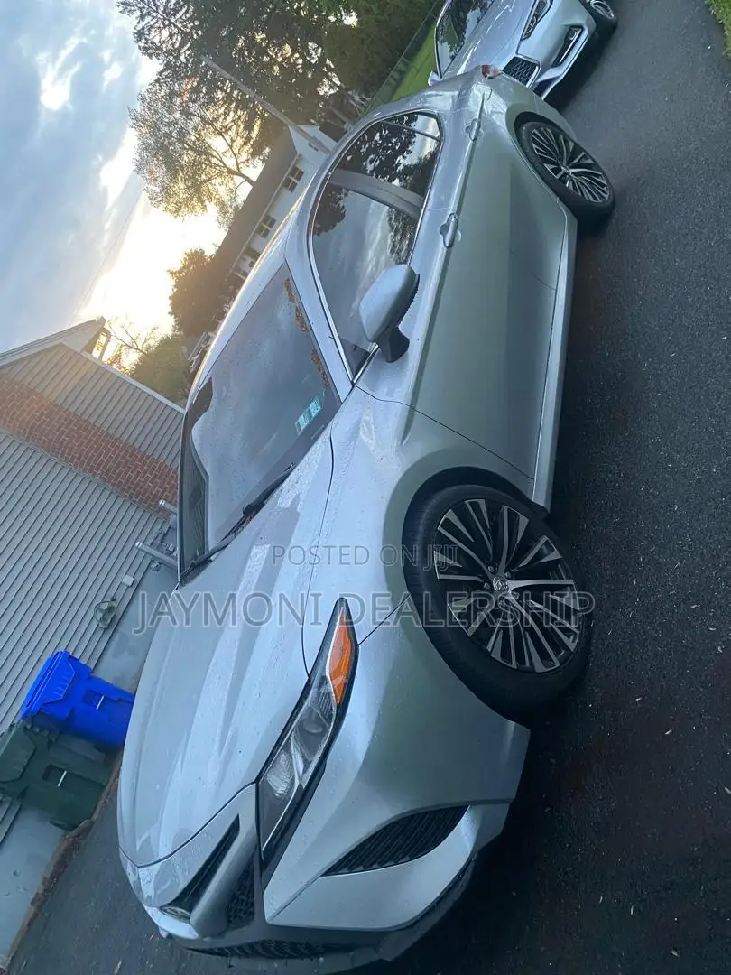 Toyota Camry 2018 Silver