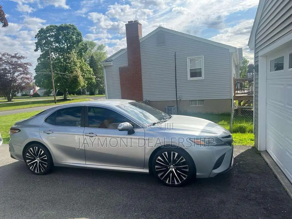 Toyota Camry 2018 Silver
