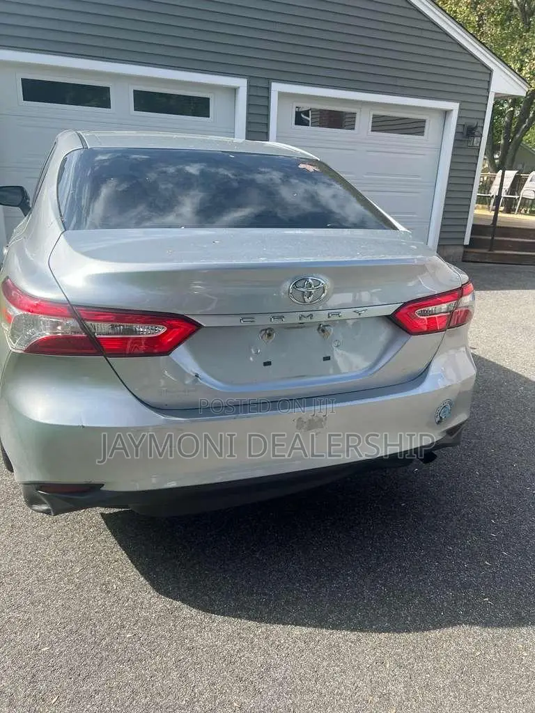 Toyota Camry 2018 Silver