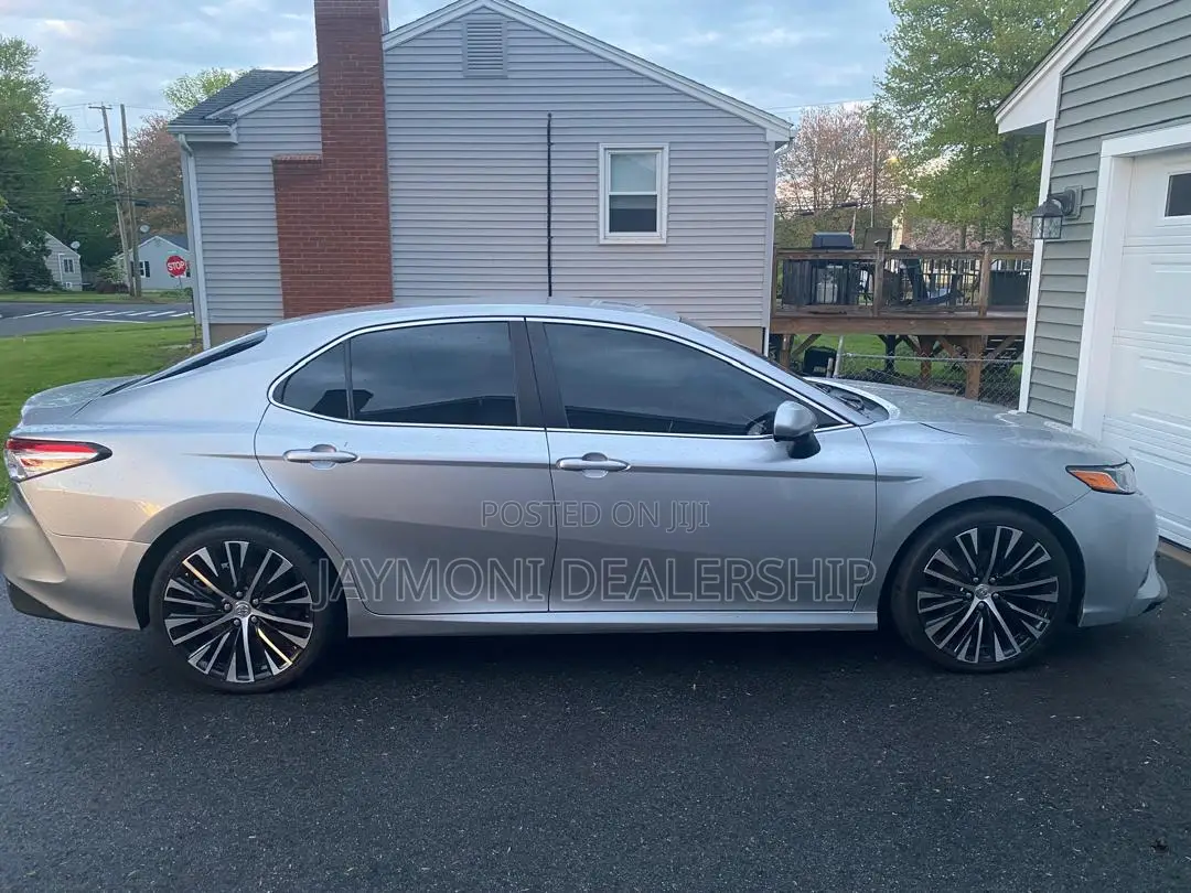 Toyota Camry 2018 Silver