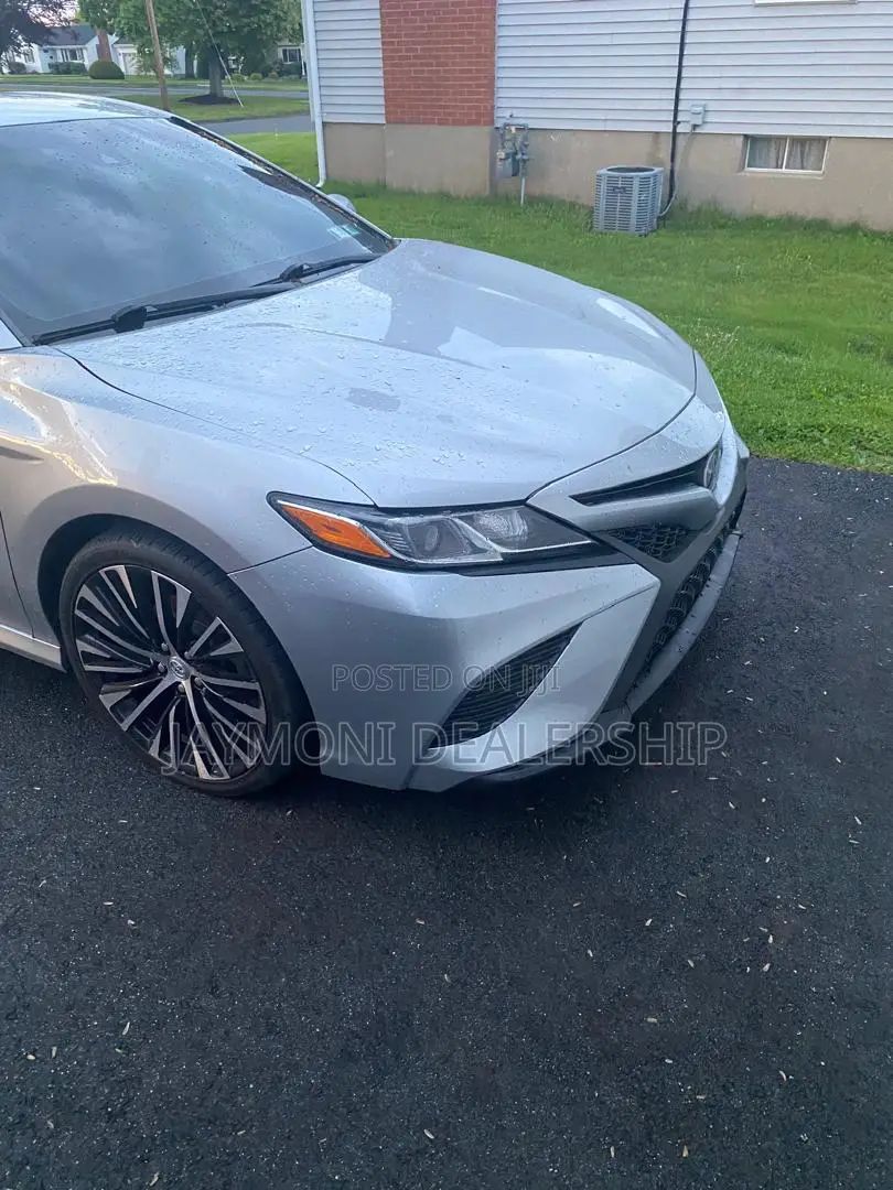 Toyota Camry 2018 Silver