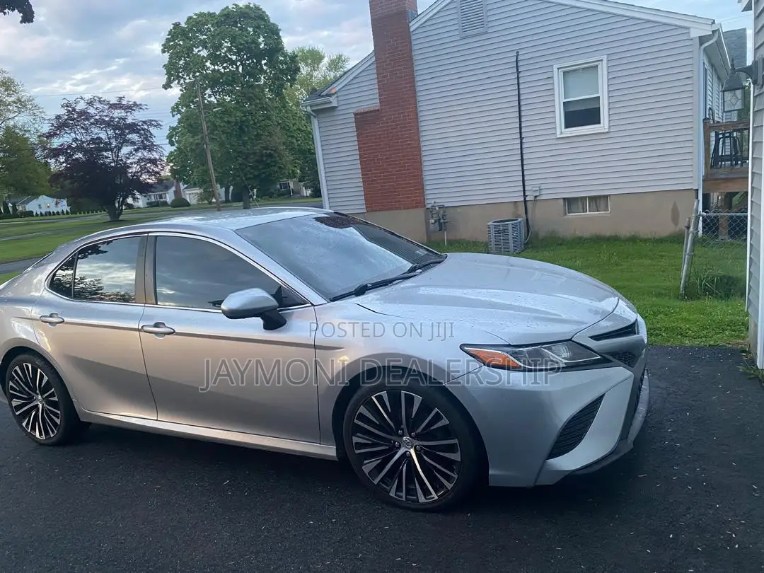 Toyota Camry 2018 Silver