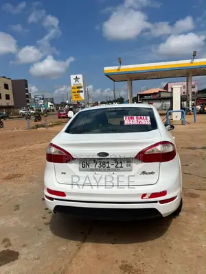 Ford Fiesta SE 4dr Sedan (1.6L 4cyl 5M) 2015 White