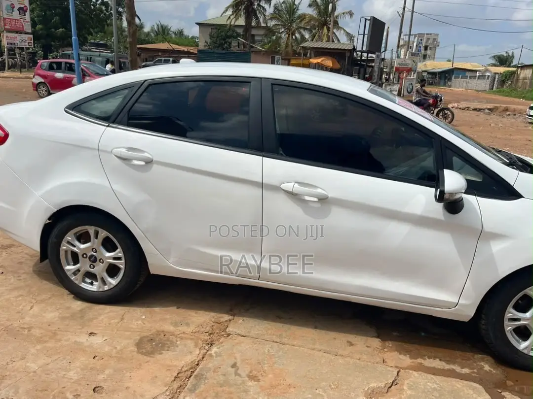 Ford Fiesta SE 4dr Sedan (1.6L 4cyl 5M) 2015 White