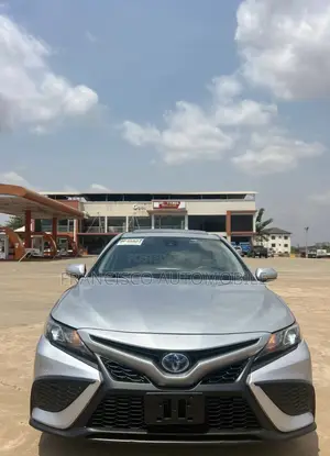 Toyota Camry SE 2021 Silver