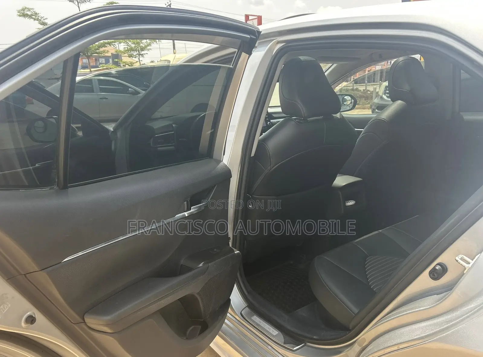 Toyota Camry SE 2021 Silver