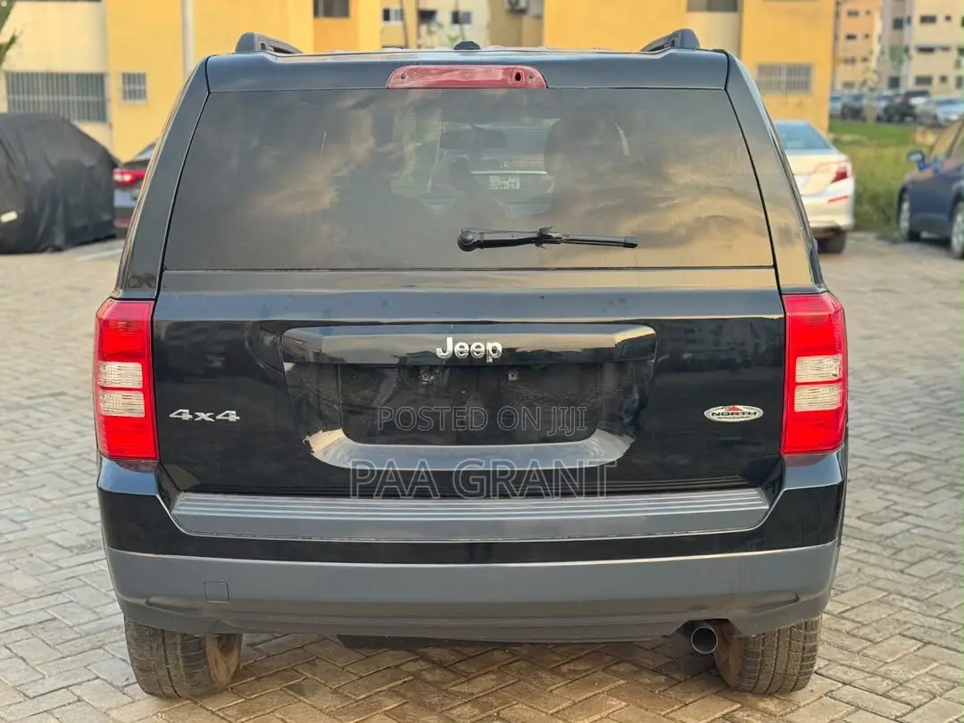 Jeep Patriot Latitude 4dr SUV 4WD (2.4L 4cyl 6A) 2014 Black