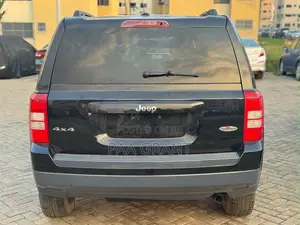 Jeep Patriot Latitude 4dr SUV 4WD (2.4L 4cyl 6A) 2014 Black
