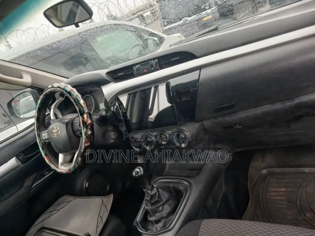 Toyota Hilux Revo Smart Cab Deisel 2.4 RWD 2016 Ivory