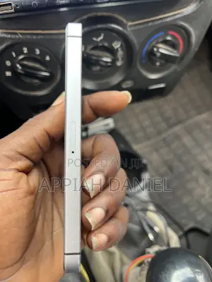Apple iPhone SE 16 GB Black