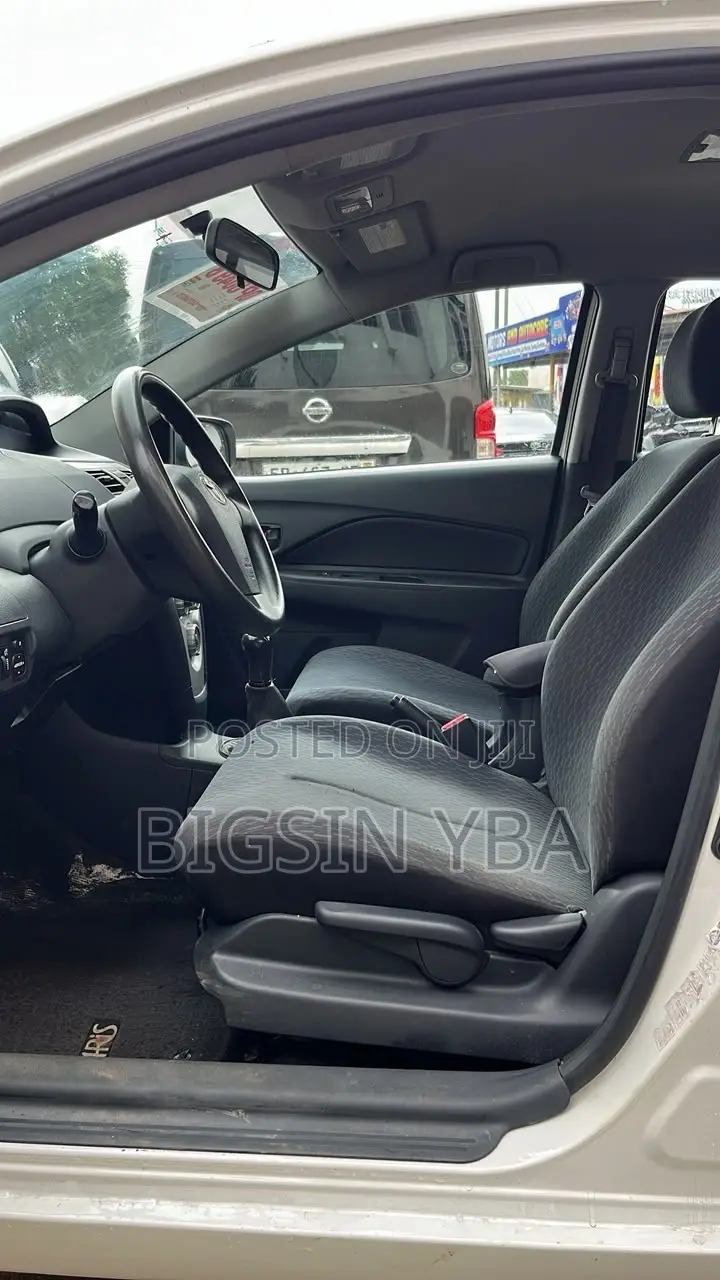 Toyota Yaris Base Sedan 4dr 2010 White