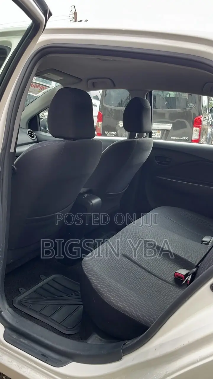 Toyota Yaris Base Sedan 4dr 2010 White