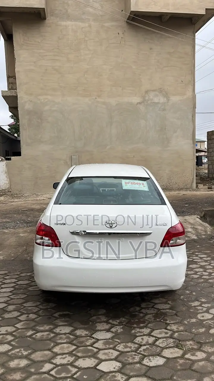 Toyota Yaris Base Sedan 4dr 2010 White