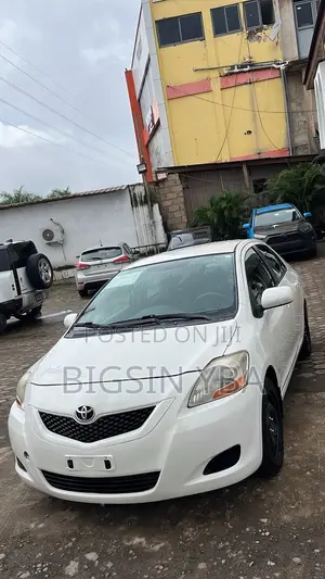 Toyota Yaris Base Sedan 4dr 2010 White