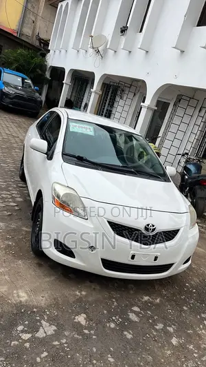 Toyota Yaris Base Sedan 4dr 2010 White