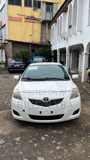 Toyota Yaris Base Sedan 4dr 2010 White