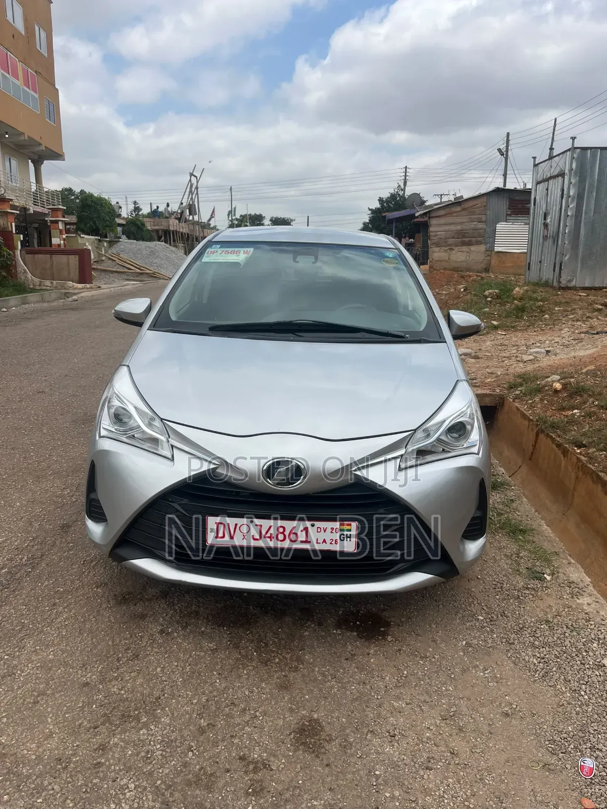 Toyota Vitz 2017 Silver