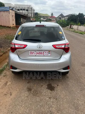 Toyota Vitz 2017 Silver