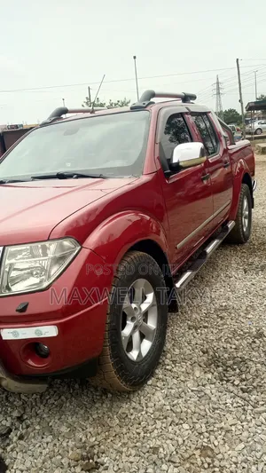 Nissan Navara 2011 Red