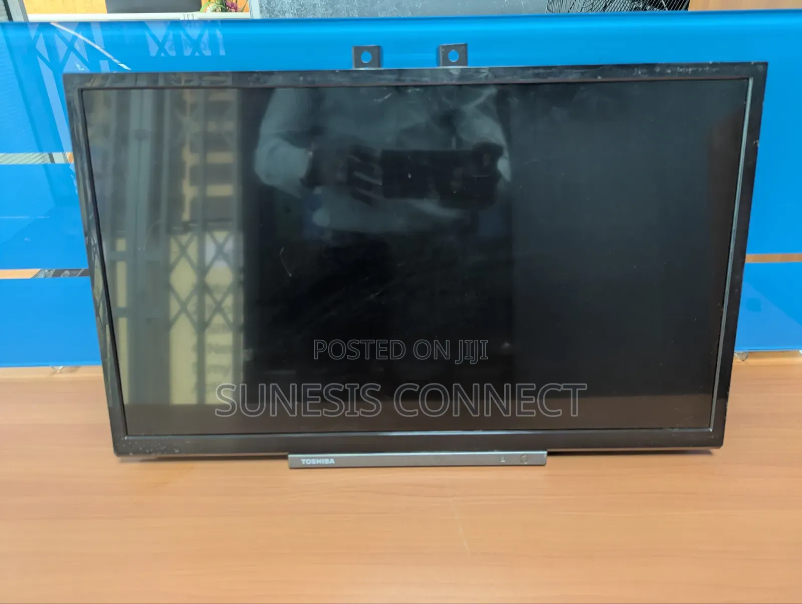 24-Inch Toshiba Televesion Set [TV / Monitor]