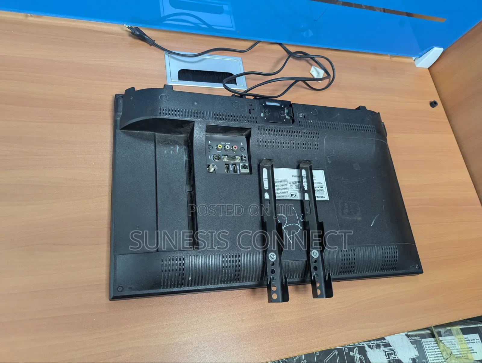 24-Inch Toshiba Televesion Set [TV / Monitor]