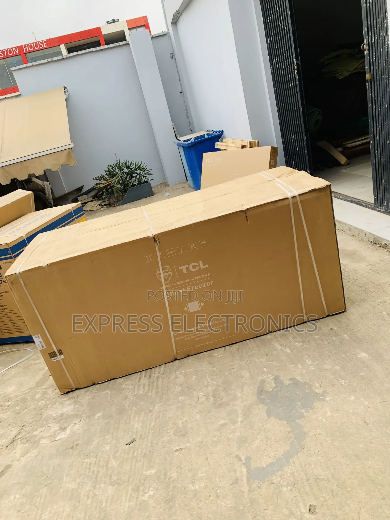 TCL 708 LTRS Double Door Chest Freezer – White (F920CFSL)