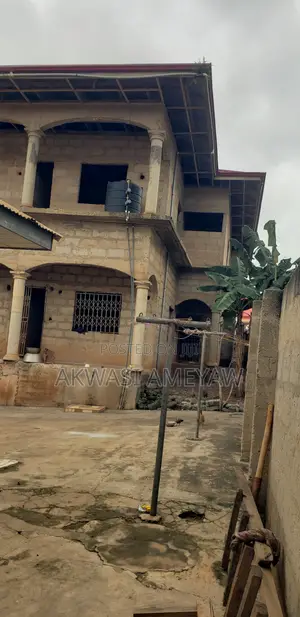 20bdrm Apartment in Atwima Kwanwoma for sale