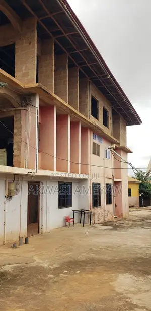 20bdrm Apartment in Atwima Kwanwoma for sale