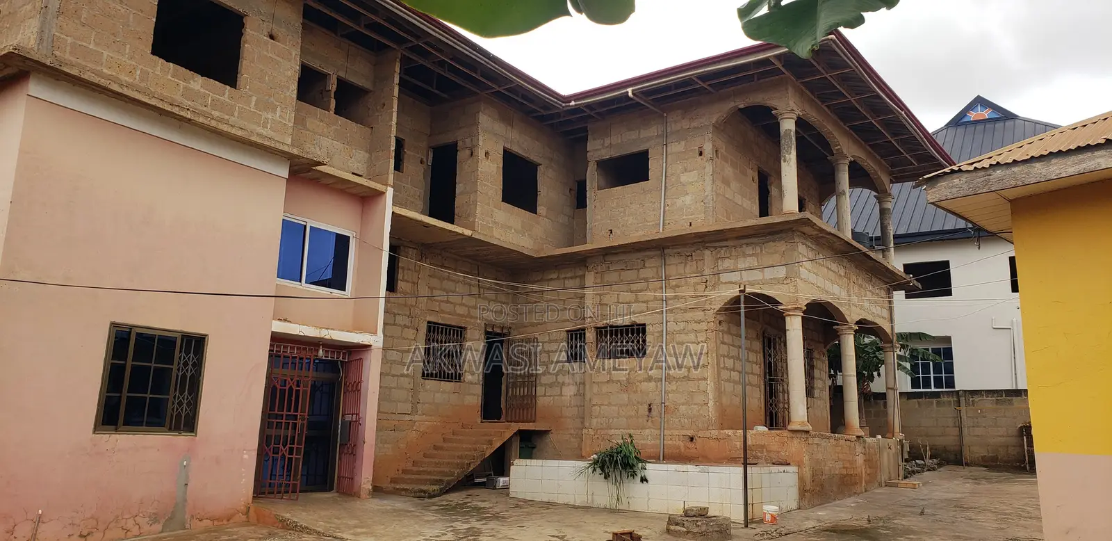 20bdrm Apartment in Atwima Kwanwoma for sale