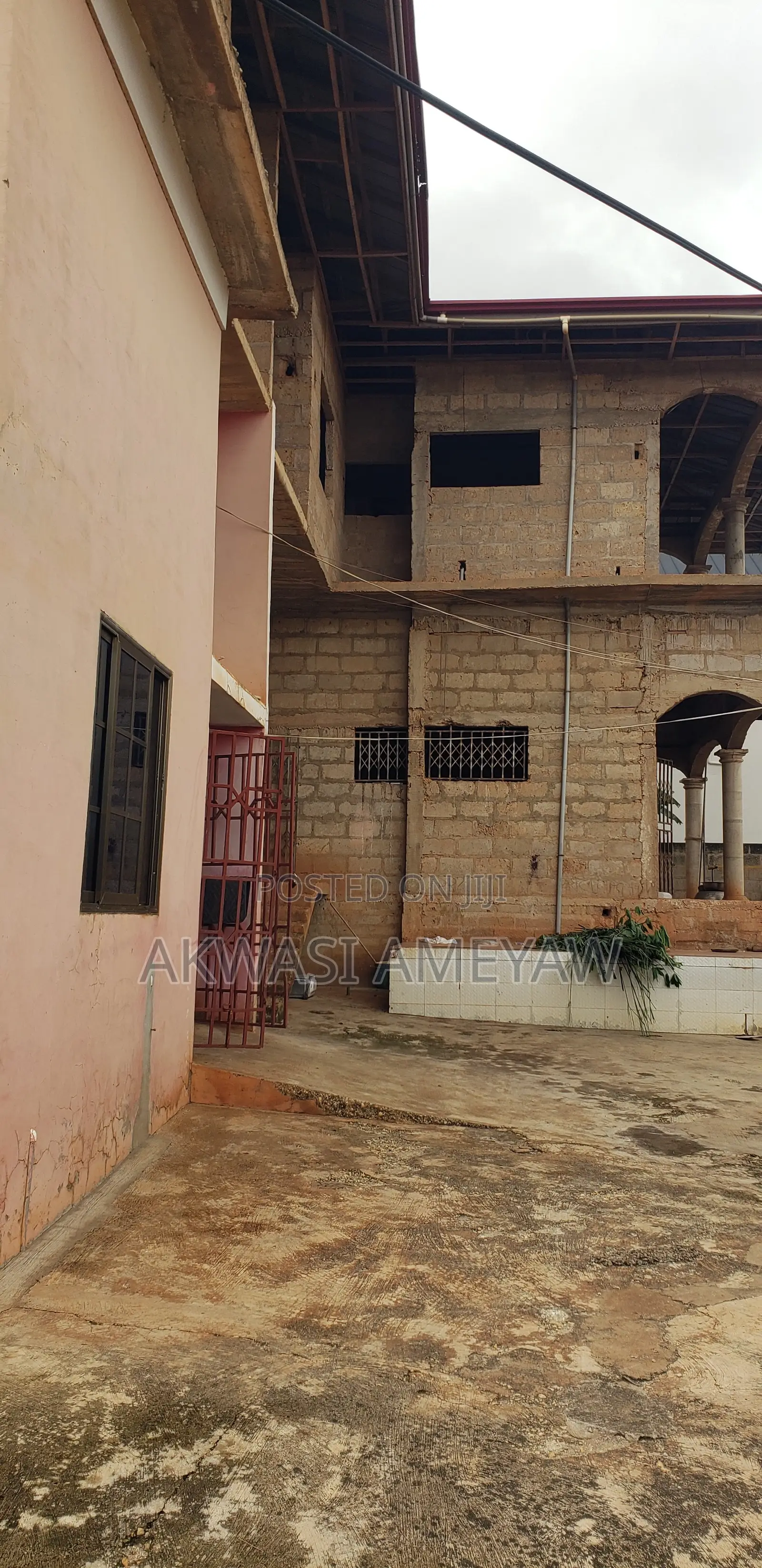 20bdrm Apartment in Atwima Kwanwoma for sale