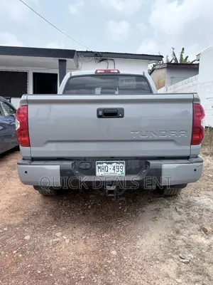 Toyota Tundra Limited 5.7L V8 4x4 Double Cab 6.6 ft. box 145.7 in. WB Gray