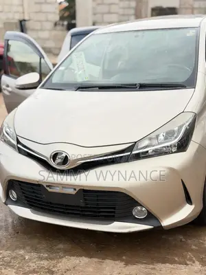 Toyota Vitz 1.3 FWD 5dr 2014 Beige