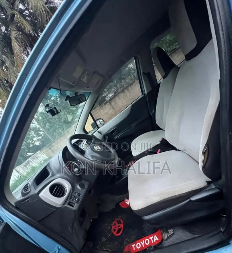 Toyota Vitz 1.3 FWD 5dr 2012 Blue