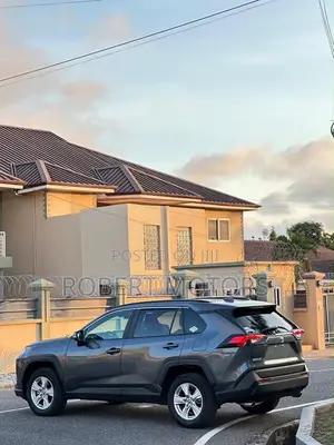 Toyota RAV4 XLE 2021 Gray