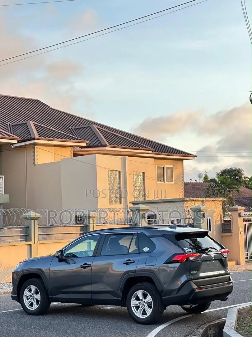 Toyota RAV4 XLE 2021 Gray